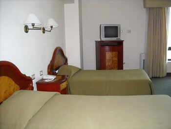 Ropa de cama de alta calidad, escritorio, cortinas opacas y wifi gratis