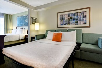 Premium bedding, down duvet, in-room safe, desk