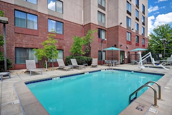 Seasonal outdoor pool, open 6:00 AM to 10:00 PM, pool loungers