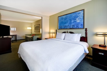 Premium bedding, down duvet, in-room safe, desk
