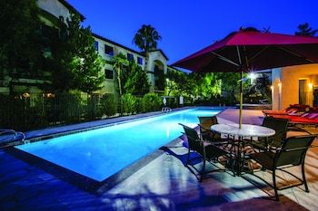 2 outdoor pools, pool umbrellas