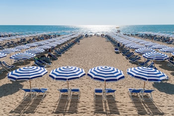 Private beach, beach umbrellas, beach towels, beach bar