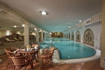 Una piscina cubierta
