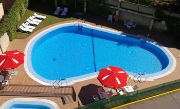 Una piscina al aire libre de temporada