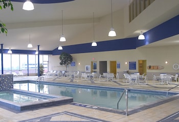 Indoor pool, sun loungers
