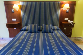 Escritorio, cortinas opacas, wifi (de pago)