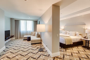 Premium bedding, free minibar, in-room safe, desk