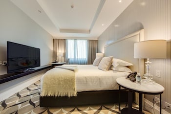Premium bedding, free minibar, in-room safe, desk