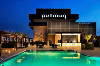 Outdoor pool, free pool cabanas, pool umbrellas