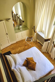 In-room safe, iron/ironing board, free WiFi, linens