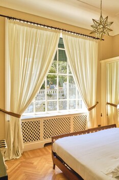 In-room safe, iron/ironing board, free WiFi, linens