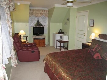 Iron/ironing board, rollaway beds, free WiFi