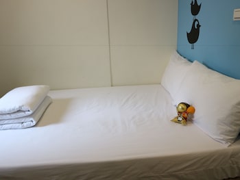 ผ้านวมขนเป็ด, ผ้าม่านกันแสง, เตียงเสริม (คิดค่าบริการ), บริการ WiFi ฟรี