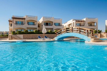 4 outdoor pools, pool umbrellas, pool loungers