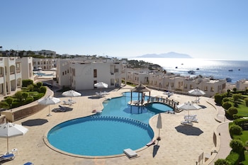 4 outdoor pools, pool umbrellas, pool loungers