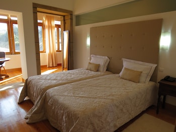 Ropa de cama hipoalergénica, colchones viscoelásticos, minibar