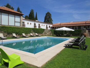 Una piscina al aire libre de temporada