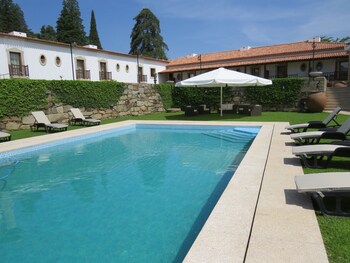 Una piscina al aire libre de temporada