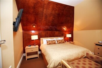In-room safe, desk, iron/ironing board, free WiFi