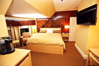 In-room safe, desk, iron/ironing board, free WiFi