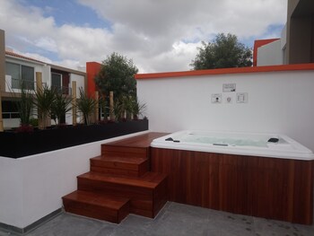 Bañera de hidromasaje al aire libre