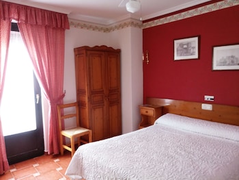 Cortinas opacas, camas supletorias (de pago), wifi gratis y ropa de cama