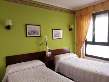 Cortinas opacas, camas supletorias (de pago), wifi gratis y ropa de cama