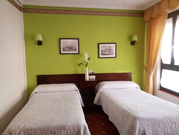 Cortinas opacas, camas supletorias (de pago), wifi gratis y ropa de cama
