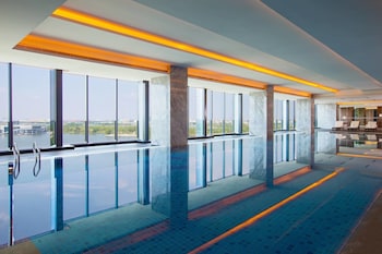 Una piscina cubierta