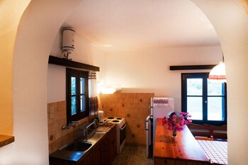 Kühlschrank, Herd, Wasserkocher mit Kaffee-/Teezubehör