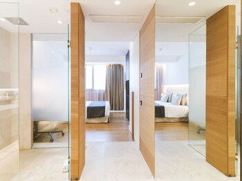 Premium bedding, minibar, in-room safe, desk