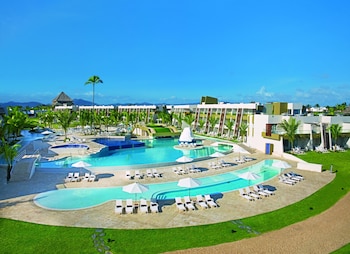 6 piscinas al aire libre (de 7:00 a 18:00), tumbonas