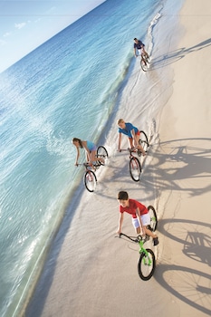 Ubicación a pie de playa, arena blanca y toallas de playa