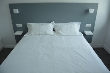 Ropa de cama de alta calidad, escritorio, wifi gratis