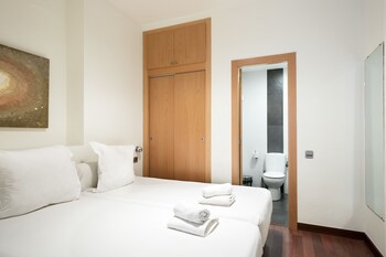 1 dormitorio, caja fuerte, escritorio y cortinas opacas