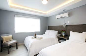 Premium bedding, in-room safe, iron/ironing board, free cots/infant beds