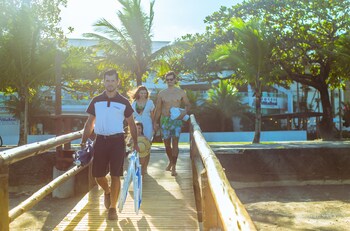 Na praia, guarda-sóis, toalhas de praia