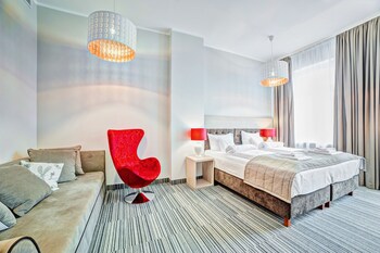 Hochwertige Bettwaren, Zimmersafe, Schreibtisch, Bügeleisen/Bügelbrett
