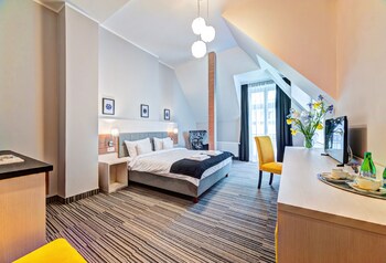 Hochwertige Bettwaren, Zimmersafe, Schreibtisch, Bügeleisen/Bügelbrett