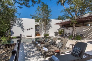 Una piscina al aire libre (de 7:00 a 22:00), sombrillas, tumbonas