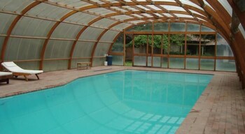 Una piscina cubierta