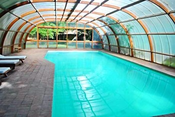 Una piscina cubierta