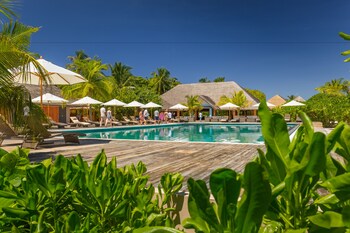 Una piscina al aire libre, cabañas de piscina gratuitas, sombrillas