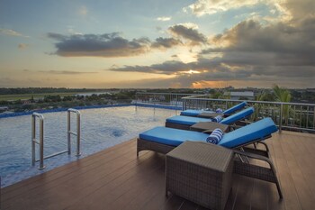 2 outdoor pools