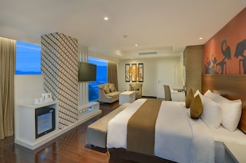 Premium bedding, minibar, in-room safe, desk