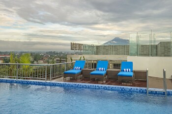 2 outdoor pools