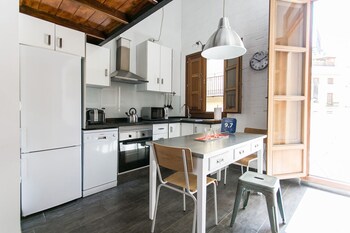 Frigorifero con congelatore, microonde, forno, piano cottura