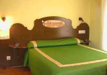 Cortinas opacas y cunas o camas infantiles gratuitas
