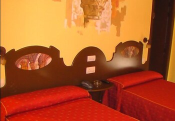 Cortinas opacas y cunas o camas infantiles gratuitas
