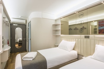 Roupas de cama premium, cofres nos quartos, escrivaninha